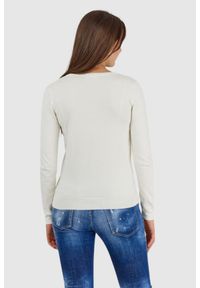 Guess - GUESS Kremowy sweterek damski z wyszywanym logo. Kolor: kremowy. Materiał: wiskoza #3
