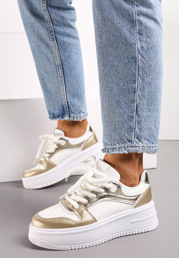 Renee - Biało-Złote Sneakersy z Cholewką z Licznymi Wstawkami na Grubej Podeszwie Lenarise. Okazja: na co dzień. Kolor: biały. Materiał: dresówka, jeans. Szerokość cholewki: normalna