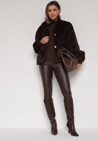Born2be - Brązowa Kurtka Futerko o Kroju Bomberki z Kieszeniami Tiwedara. Okazja: na co dzień. Typ kołnierza: kołnierzyk stójkowy. Kolor: brązowy. Materiał: futro. Styl: elegancki, casual #4