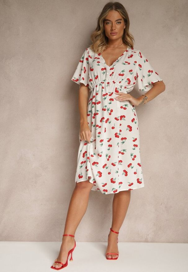 Renee - Biała Rozkloszowana Sukienka z Bawełny Zdobiona Printem w Wisienki Folenea. Okazja: na randkę, na co dzień. Typ kołnierza: dekolt w kształcie V. Kolor: biały. Materiał: bawełna. Długość rękawa: krótki rękaw. Wzór: nadruk, aplikacja. Styl: casual, klasyczny
