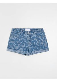 Sinsay - Jeansowe szorty z domieszką wiskozy i motywem kwiatowym - niebieski. Kolor: niebieski. Materiał: jeans, wiskoza. Wzór: kwiaty #1