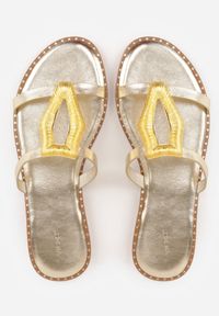 Renee - Złote Klapki VICES z Metaliczną Geometryczną Klamrą Azaeriana. Okazja: na co dzień. Kolor: złoty. Wzór: geometria. Styl: casual #6