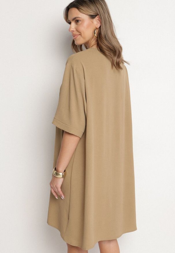 Born2be - Ciemnobeżowa Sukienka Pudełkowa z Guzikami i Ozdobnymi Haftami Jenivanea. Okazja: na co dzień. Typ kołnierza: dekolt w serek. Kolor: beżowy. Materiał: skóra. Długość rękawa: długi rękaw. Wzór: haft. Styl: elegancki, casual