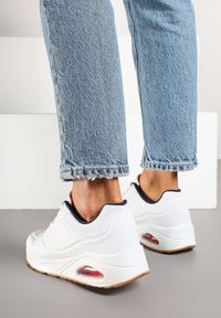 Born2be - Biało-Granatowe Sneakersy z Transparentną Wstawką Zidanara. Okazja: na co dzień. Zapięcie: sznurówki. Kolor: biały. Materiał: jeans. Wzór: aplikacja. Obcas: na płaskiej podeszwie