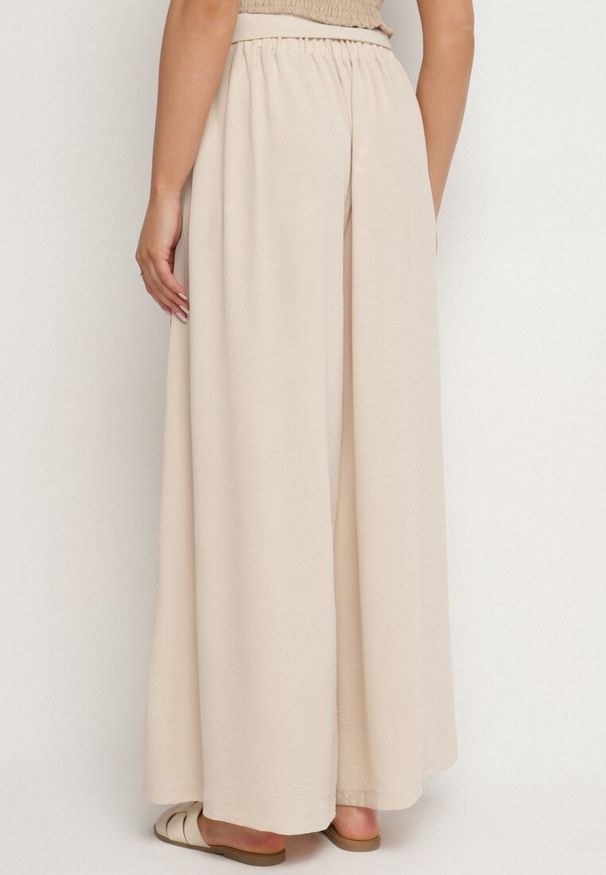 Born2be - Beżowe Szerokie Spodnie z Bawełną i Wysokim Stanem Ozdobione Paskiem Seleldi. Okazja: na co dzień. Stan: podwyższony. Kolor: beżowy. Materiał: bawełna. Wzór: aplikacja. Styl: klasyczny, casual