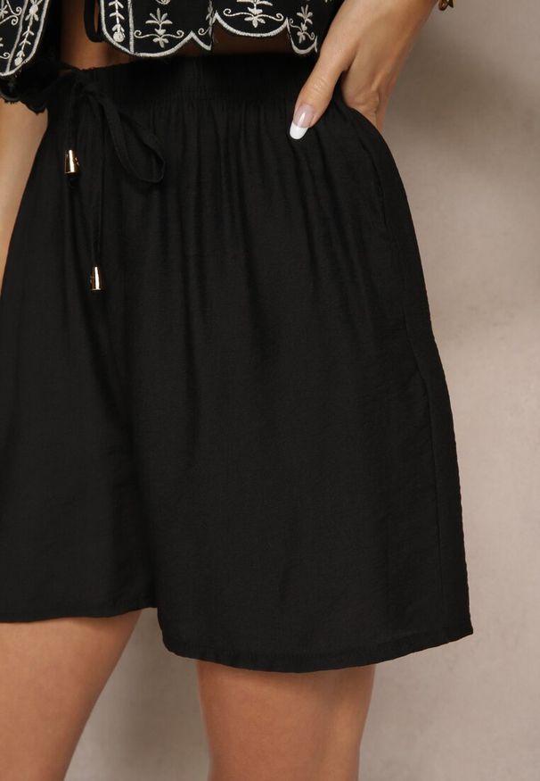 Renee - Czarne Szorty z Bawełny High Waist z Wiązaniem Filorella. Okazja: na co dzień, na spacer. Stan: podwyższony. Kolor: czarny. Materiał: bawełna. Sezon: lato. Styl: casual