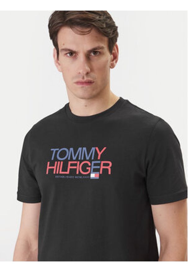 TOMMY HILFIGER - Tommy Hilfiger T-Shirt Brand Love Big Text MW0MW42369 Czarny Regular Fit. Kolor: czarny. Materiał: bawełna