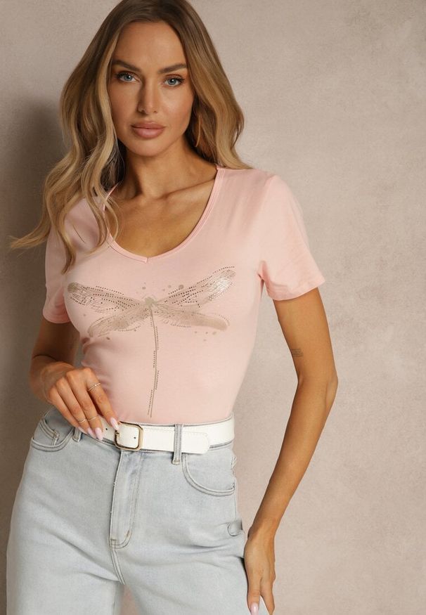Renee - Różowy T-shirt z Bawełny Ozdobiony Cyrkoniową Ważką Ulioretia. Okazja: na co dzień, na spotkanie biznesowe, do pracy. Kolor: różowy. Materiał: bawełna. Wzór: aplikacja. Styl: klasyczny, biznesowy, casual