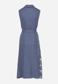 Born2be - Niebieska Sukienka Bez Rękawów o Koszulowym Kroju z Paskiem Zdobiona Haftem Fodarela. Okazja: na co dzień. Kolor: niebieski. Długość rękawa: bez rękawów. Wzór: aplikacja, haft. Sezon: lato. Typ sukienki: koszulowe. Styl: klasyczny, casual, elegancki #7