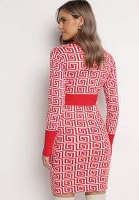 Born2be - Czerwona Sweterkowa Dopasowana Sukienka Mini w Geometryczny Wzór z Kopertowym Dekoltem Mustella. Kolor: czerwony. Wzór: geometria. Typ sukienki: kopertowe. Długość: mini