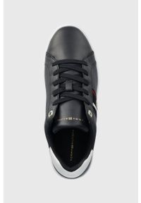 TOMMY HILFIGER - Tommy Hilfiger sneakersy skórzane CORP WEBBING SNEAKER kolor granatowy FW0FW07379. Nosek buta: okrągły. Zapięcie: sznurówki. Kolor: niebieski. Materiał: skóra #4