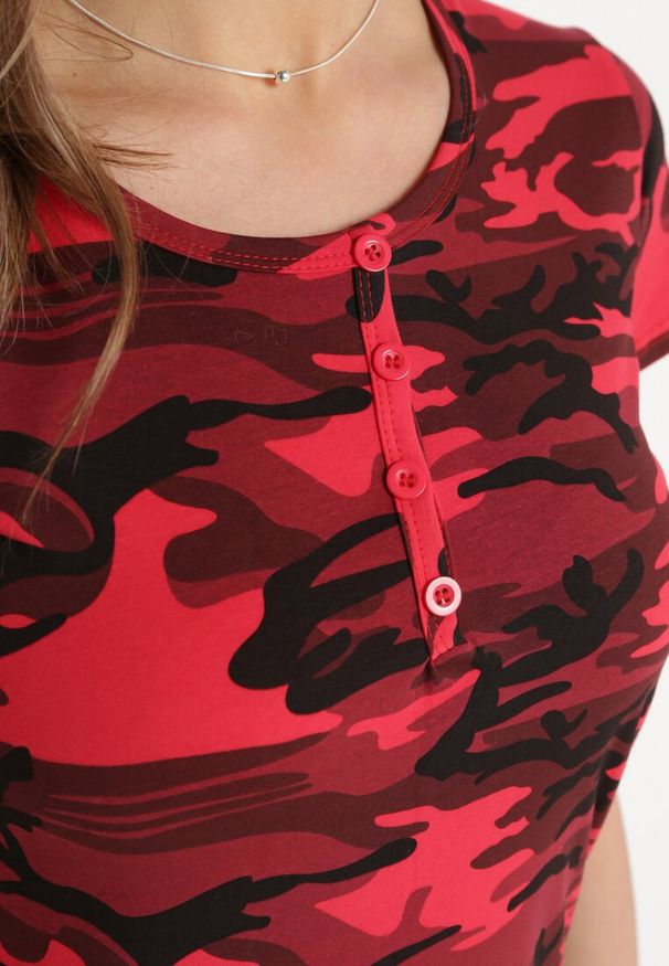 Born2be - Czerwony Bawełniany T-shirt w Moro Navaria. Okazja: na co dzień. Kolor: czerwony. Materiał: bawełna. Wzór: moro. Styl: militarny, casual