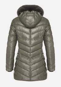 Born2be - Zielona Pikowana Kurtka z Kapturem z Futerkiem Zorria. Typ kołnierza: kaptur. Kolekcja: plus size. Kolor: zielony. Materiał: futro. Wzór: aplikacja