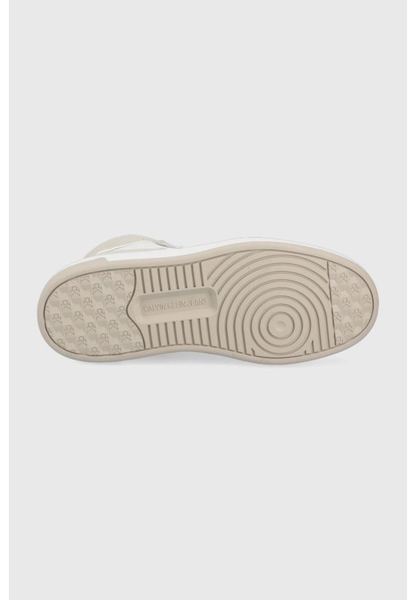 Calvin Klein Jeans buty kolor beżowy. Nosek buta: okrągły. Zapięcie: sznurówki. Kolor: beżowy. Materiał: guma