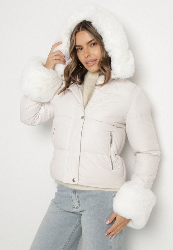 Born2be - Biała Pikowana Kurtka z Kapturem Zdobiona Futerkiem Olenesa. Okazja: na co dzień. Typ kołnierza: kaptur. Kolor: biały. Materiał: futro. Wzór: aplikacja. Styl: casual