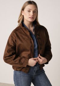Born2be - Brązowa Kurtka w Stylu Bomberki z Ozdobnymi Guzikami Polimi. Okazja: na co dzień. Kolor: brązowy. Materiał: jeans. Styl: casual #4