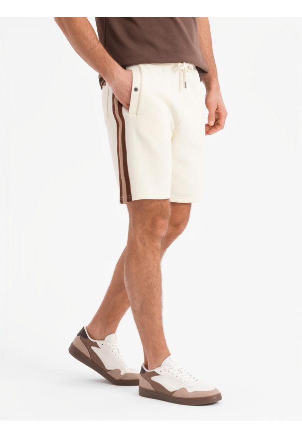 Ombre Clothing - Dresowe męskie szorty z lampasami i ściągaczem w pasie – kremowe V3 - Rozmiar: XL. Okazja: na co dzień. Kolor: kremowy. Materiał: dresówka. Wzór: aplikacja. Styl: retro, casual