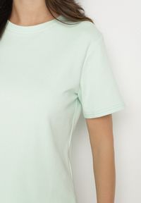 Born2be - Zielony Bawełniany T-shirt z Grubszej Bawełny Tiariane. Okazja: na co dzień, na spotkanie biznesowe, do pracy. Kolor: zielony. Materiał: bawełna. Styl: biznesowy, klasyczny, elegancki, casual