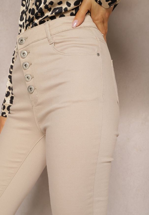 Renee - Beżowe Spodnie Skinny Winvienne. Stan: podwyższony. Kolor: beżowy. Długość: długie. Wzór: ażurowy