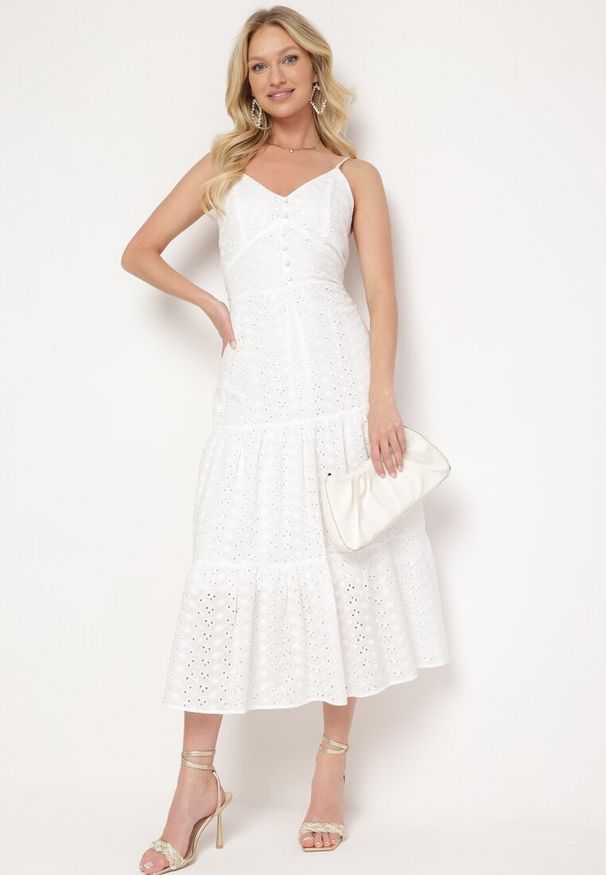 Born2be - Biała Sukienka z Bawełny na Cienkich Ramiączkach z Haftowanej Tkaniny z Gumkami z Tyłu Nellarae. Okazja: na co dzień, na spacer. Typ kołnierza: dekolt w kształcie V. Kolor: biały. Materiał: bawełna, tkanina. Długość rękawa: na ramiączkach. Wzór: haft. Sezon: lato. Styl: casual