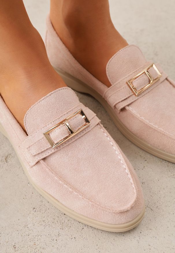 Born2be - Różowe Mokasyny z Prostokątną Metaliczną Ozdobą Aeleorane. Nosek buta: okrągły. Zapięcie: klamry. Kolor: różowy. Materiał: zamsz, skóra. Wzór: aplikacja. Obcas: na obcasie. Styl: klasyczny. Wysokość obcasa: niski