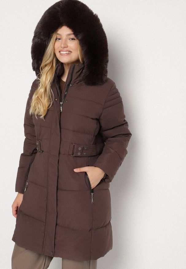 Born2be - Brązowa Pikowana Kurtka z Kapturem z Futrem i Paskiem w Talii Acendria. Okazja: na co dzień. Typ kołnierza: kaptur. Kolekcja: plus size. Kolor: brązowy. Materiał: futro. Styl: klasyczny, casual