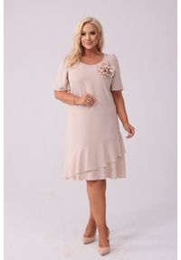 Moda Size Plus Iwanek - Elegancka beżowa sukienka Evelyn na wesele PLUS SIZE XXL. Okazja: na wesele, na ślub cywilny. Typ kołnierza: kołnierz z falbankami. Kolekcja: plus size. Kolor: beżowy. Wzór: gładki, aplikacja, kwiaty. Typ sukienki: dla puszystych. Materiał: tkanina, elastan, poliester. Styl: elegancki. Długość: midi