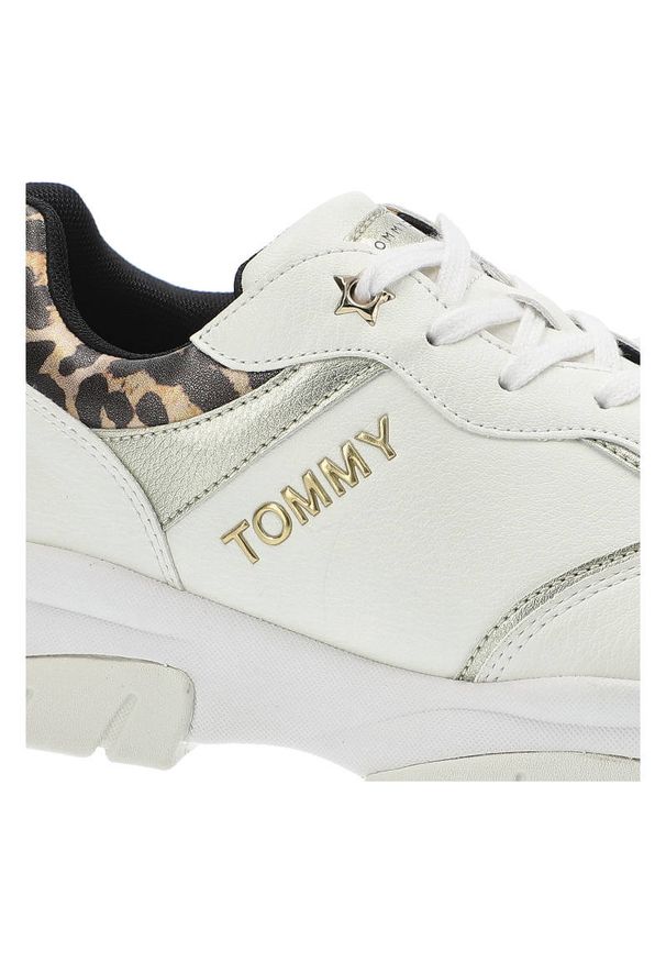 TOMMY HILFIGER - Białe Sneakersy Tommy Hilfiger Damskie Modne Buty. Kolor: biały. Materiał: skóra ekologiczna, materiał. Szerokość cholewki: normalna. Wzór: motyw zwierzęcy. Obcas: na obcasie. Wysokość obcasa: niski