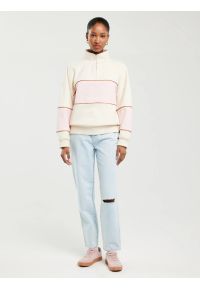 Big-Star - Bluza damska ze stójką zapinaną na zamek kremowa Rozalina 103. Typ kołnierza: kołnierzyk stójkowy. Kolor: biały. Materiał: dresówka, dzianina, jeans. Wzór: haft. Styl: sportowy, klasyczny #6
