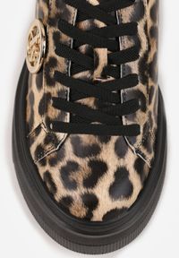 Born2be - Brązowe Sneakersy Vices w Panterkę na Grubej Tłoczonej Podeszwie z Paskiem na Pięcie i Metaliczną Ozdobą Zenfedi. Okazja: na co dzień. Zapięcie: pasek. Kolor: brązowy. Materiał: jeans. Szerokość cholewki: normalna. Wzór: motyw zwierzęcy, aplikacja #2