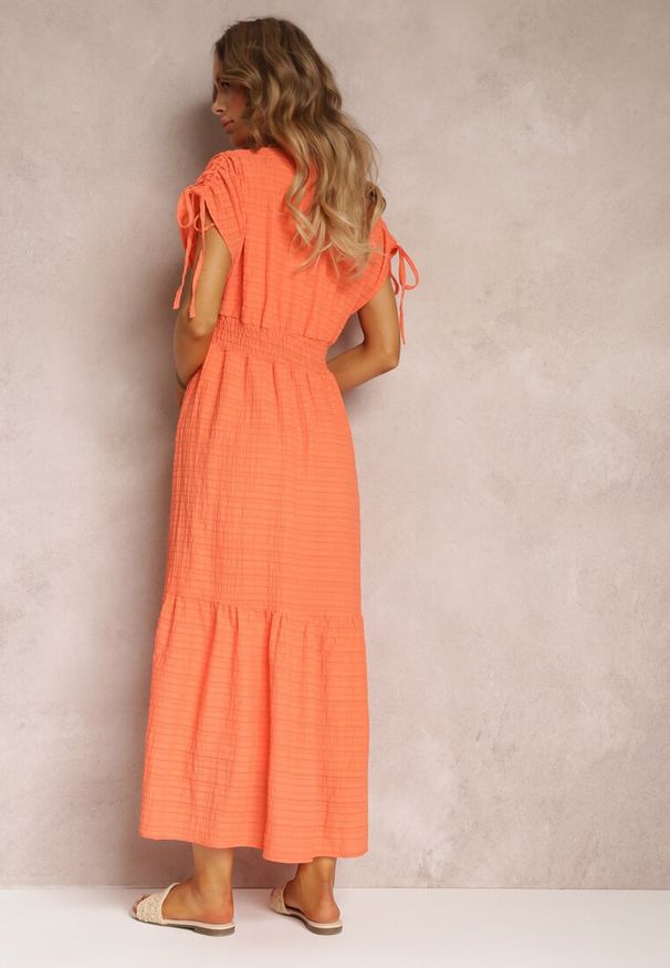 Renee - Pomarańczowa Sukienka Rozkloszowana z Trójkątnym Dekoltem Thamefa. Kolor: pomarańczowy