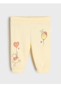 Sinsay - Spodnie dresowe jogger Winnie the Pooh - żółty. Kolor: żółty. Materiał: dresówka #1