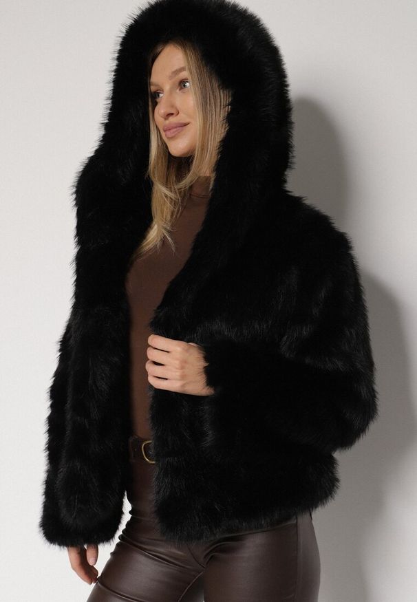 Born2be - Czarna Kurtka Futrzana z Nieodpinanym Kapturem Vetirire. Okazja: na co dzień. Kolor: czarny. Materiał: futro. Styl: casual, elegancki