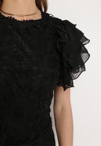 Born2be - Czarna Sukienka Mini z Koronkowymi Wstawkami i Falbankami Soffiana. Okazja: na co dzień, na imprezę. Typ kołnierza: kołnierz z falbankami. Kolor: czarny. Materiał: koronka. Długość rękawa: krótki rękaw. Wzór: koronka. Styl: casual, elegancki. Długość: mini #4