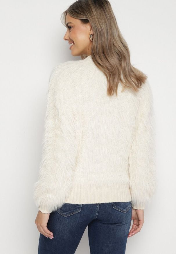 Born2be - Jasnobeżowy Sweter z Długim Włosiem i Dodatkiem Wełny Merithina. Kolor: beżowy. Materiał: wełna. Długość: długie. Styl: klasyczny, elegancki