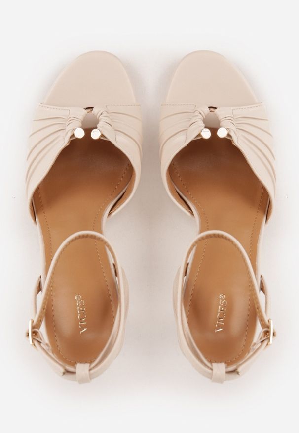 Born2be - Jasnobeżowe Sandały na Szpilce VICES z Marszczeniem i Metaliczną Aplikacją Nemenoe. Okazja: na wesele, na co dzień, na ślub cywilny. Zapięcie: pasek. Kolor: beżowy. Wzór: aplikacja. Obcas: na szpilce. Styl: casual, klasyczny, elegancki