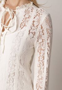 Born2be - Beżowa Koronkowa Sukienka o Taliowanym Kroju z Wiązaniem przy Dekolcie Nevellirae. Okazja: na co dzień. Kolor: beżowy. Materiał: koronka. Długość rękawa: na ramiączkach. Typ sukienki: proste. Styl: casual, elegancki, klasyczny #8