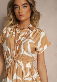 Renee - Beżowa Sukienka z Wiskozą i Geometrycznym Motywem Galidela. Okazja: na co dzień. Kolor: beżowy. Materiał: wiskoza. Wzór: geometria. Styl: klasyczny, elegancki, casual