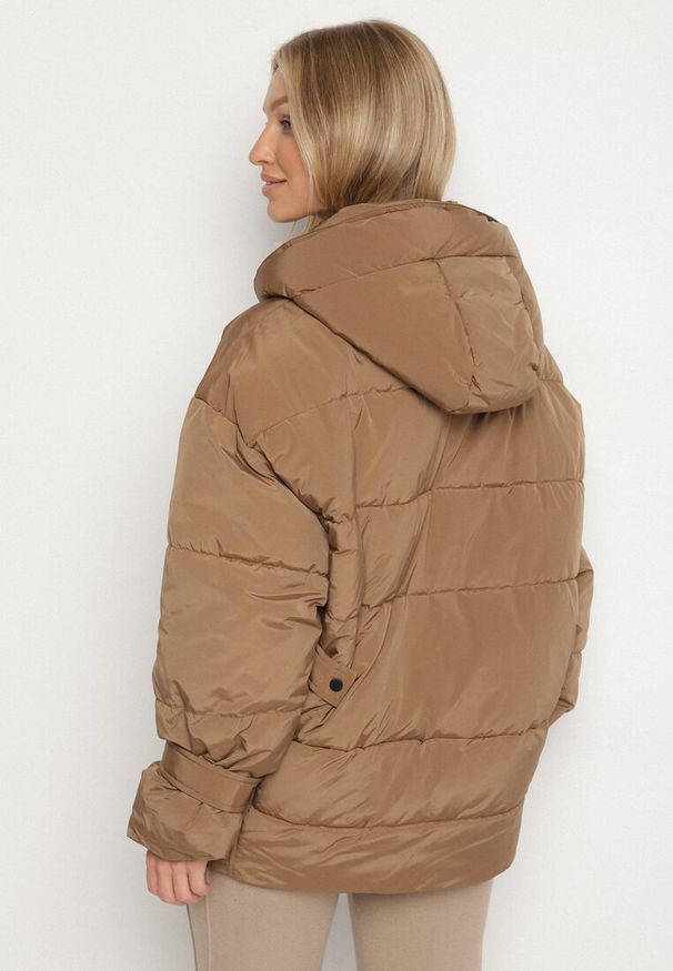 Born2be - Brązowa Pikowana Kurtka Oversize z Kapturem i Paskami przy Rękawach Unitessa. Okazja: na co dzień, na spacer. Typ kołnierza: kaptur. Kolor: brązowy. Materiał: jeans. Wzór: paski. Styl: casual