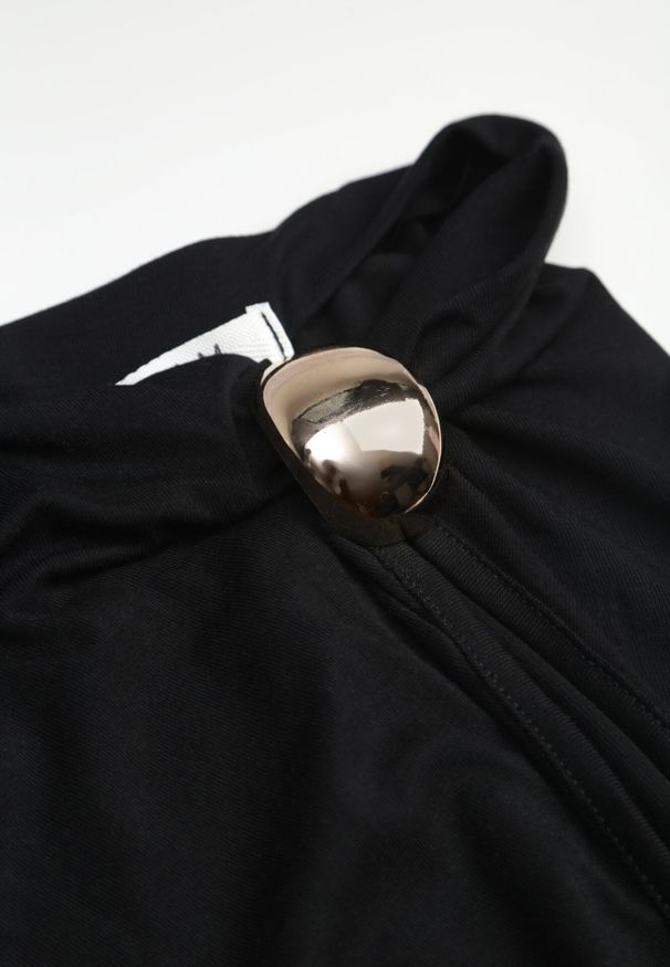 Born2be - Czarna Asymetryczna Bluzka z Wiskozy z Metaliczną Ozdobą i Marszczeniem Orinlea. Okazja: na co dzień. Kolor: czarny. Materiał: wiskoza. Długość: długie. Wzór: aplikacja. Styl: elegancki, casual