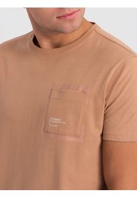 Ombre Clothing - T-shirt męski bawełniany z kieszonką - jasnobrązowy V7 OM-TSPT-0154 - XXL. Kolor: brązowy. Materiał: bawełna. Wzór: nadruk, aplikacja #3