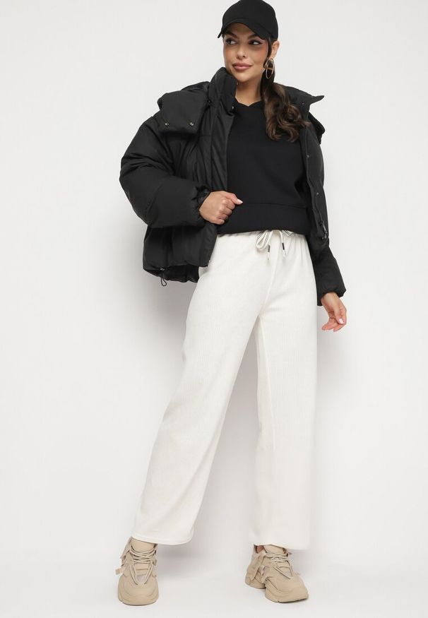 Born2be - Jasnobeżowe Szerokie Prążkowane Spodnie Dresowe z Wysokim Stanem Irimonia. Okazja: na co dzień. Stan: podwyższony. Kolor: beżowy. Materiał: dresówka, prążkowany. Styl: elegancki, casual