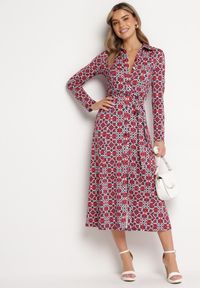 Born2be - Czerwono-Biała Taliowana Sukienka Maxi z Materiałowym Paskiem w Geometryczny Print Filint. Kolor: niebieski. Materiał: materiał. Wzór: geometria, nadruk. Długość: maxi #5