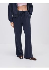 Reserved - Spodnie dresowe z modalem - granatowy. Kolor: niebieski. Materiał: dresówka #1