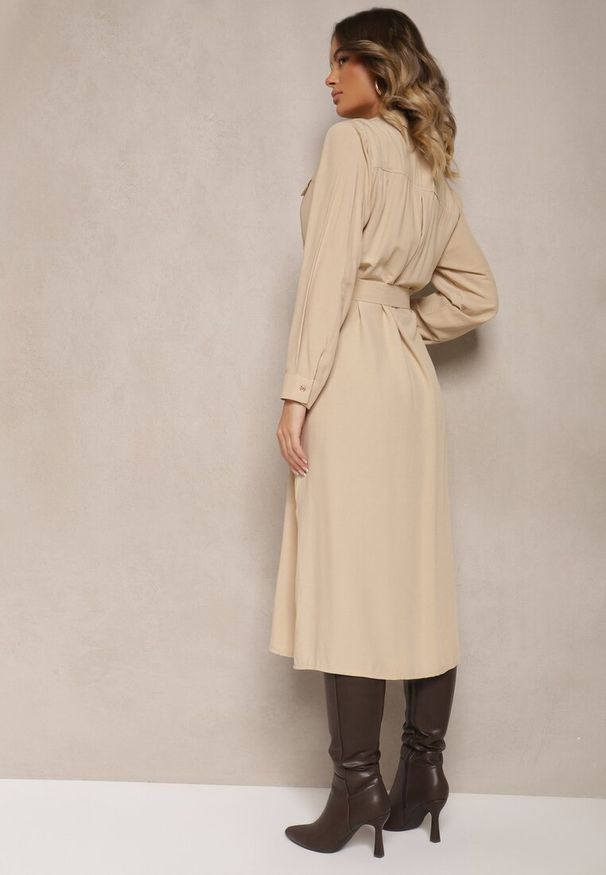 Renee - Beżowa Sukienka Koszulowa o Rozkloszowanym Kroju z Paskiem i Kieszeniami z Klapami Rinnisa. Okazja: na imprezę. Kolor: beżowy. Typ sukienki: koszulowe. Styl: elegancki