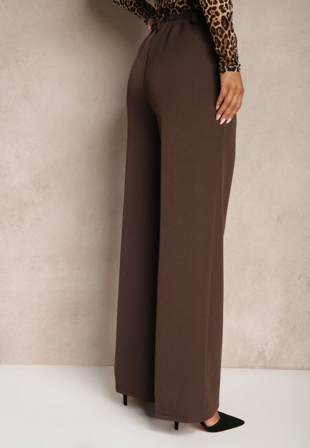 Renee - Ciemnobrązowe Szerokie Spodnie High Waist z Gumką w Pasie Eternel. Okazja: na spotkanie biznesowe. Stan: podwyższony. Kolor: brązowy. Materiał: jedwab. Styl: elegancki, biznesowy