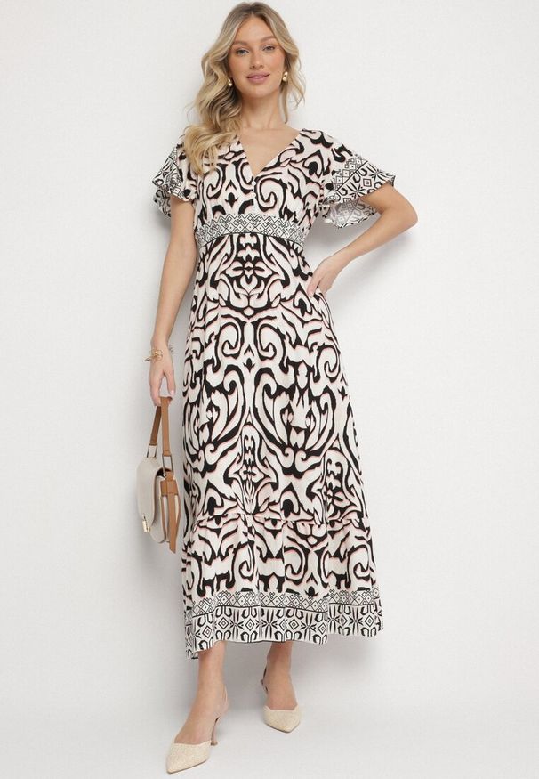 Born2be - Czarna Sukienka o Rozkloszowanym Kroju w Ornamentalny Wzór Tillivene. Okazja: na co dzień. Typ kołnierza: dekolt w kształcie V. Kolor: czarny. Długość rękawa: krótki rękaw. Styl: casual