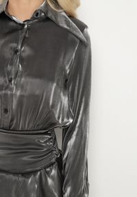 Born2be - Szara Sukienka z Wiskozy o Koszulowym Kroju z Falbankami Liova. Typ kołnierza: kołnierz z falbankami. Kolor: szary. Materiał: wiskoza. Typ sukienki: koszulowe #5