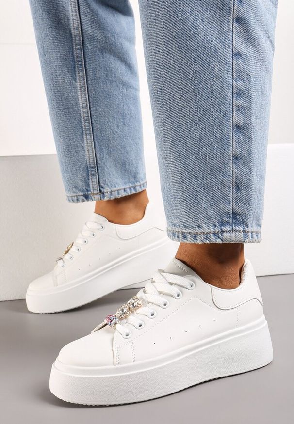 Born2be - Białe Sneakersy na Platformie z Biżuteryjnymi Aplikacjami na Sznurówkach Noonia. Nosek buta: okrągły. Zapięcie: sznurówki. Kolor: biały. Materiał: jeans. Wzór: aplikacja. Obcas: na platformie. Wysokość obcasa: niski