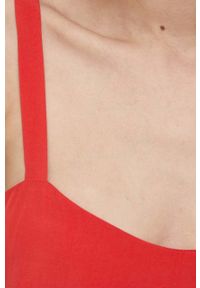 Sisley sukienka kolor czerwony mini prosta. Kolor: czerwony. Materiał: tkanina. Długość rękawa: na ramiączkach. Typ sukienki: proste. Długość: mini #3